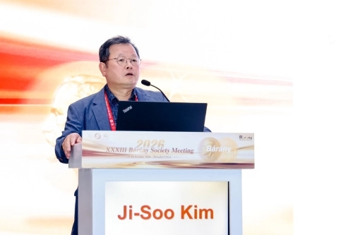 김지수 교수가 최근 중국 상하이 국제컨벤션센터에서 열린 ‘제33회 바라니 학회(XXXIII Barany Society Meeting)’에서 강연하고 있다.