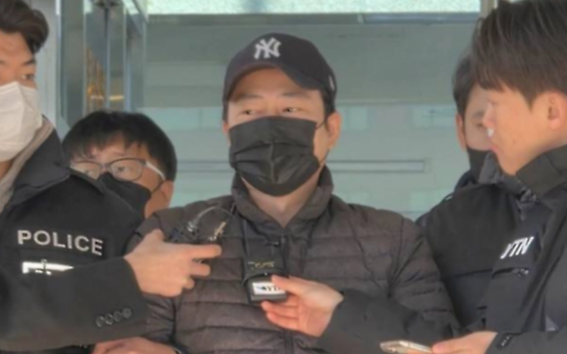‘천안 층간소음 살해’ 피의자 양민준이 천안동남경찰서를 나서며 취재진 질문에 답하고 있다. 서울신문DB