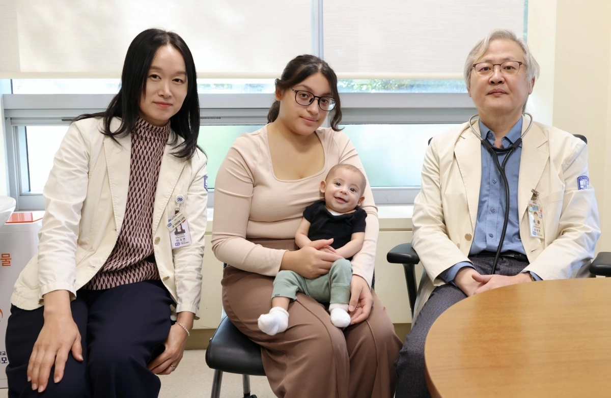 심부전 증상으로 심장 수술을 받은 미군 가족 신생아와 국제진료센터장 이지연 교수(왼쪽), 소아청소년 심장병 클리닉을 이끌고 있는 이재영 교수(오른쪽)
