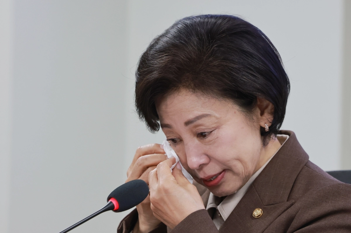 눈물 흘리는 민주당 남인순 이태원참사특위 위원장