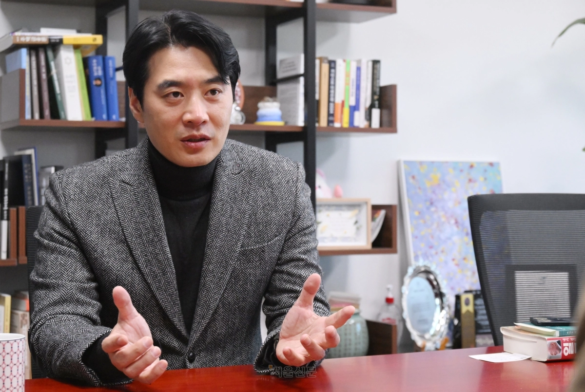 국회 과학기술정보방송통신위원회 더불어민주당 간사 한준호 의원이 지난 21일 서울신문과의 인터뷰에서 인공지능(AI) 기본법 개정 등 후속 제도 정비 계획에 대해 설명하고 있다. 2026.10.21 안주영 전문기자