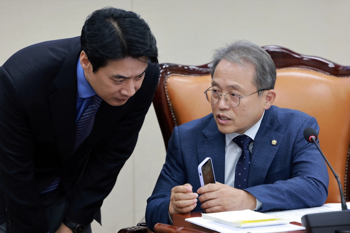 국회 과학기술정보방송통신위원회 더불어민주당 간사인 한준호(왼쪽) 의원이 지난 12일 에서 열린 방송미디어통신위원회 등에 대한 국정감사에서 송기헌 과방위원장과 대화하고 있다. 2026.10.12 연합뉴스
