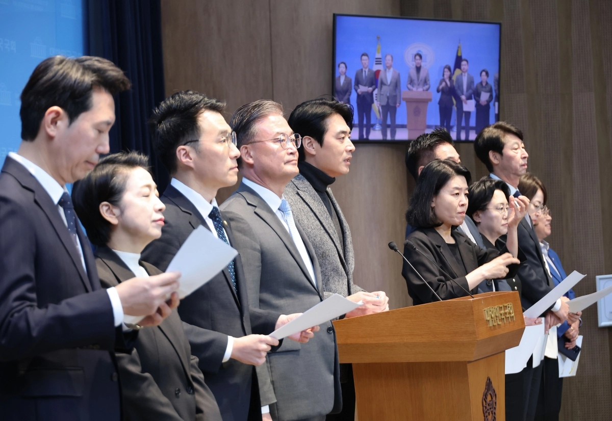 국회 과학기술정보방송통신위원회 더불어민주당 간사인 한준호(왼쪽 다섯 번째) 의원이 범여권 과방위원들과 함께 22일 국회 소통관에서 긴급 기자회견을 열고 헌법재판소의 이진숙 의원 제척 의결의 효력정지 가처분 신청 일부 인용과 관련해 입장을 밝히고 있다. 연합뉴스