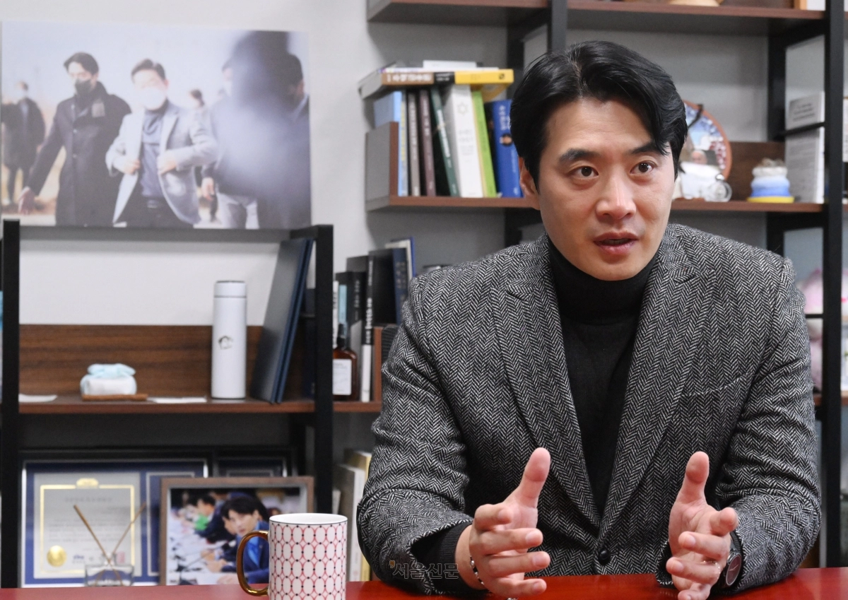 국회 과학기술정보방송통신위원회 더불어민주당 간사 한준호 의원이 지난 21일 서울신문과의 인터뷰에서 통합미디어법 제정 필요성에 대해 설명하고 있다. 안주영 전문기자