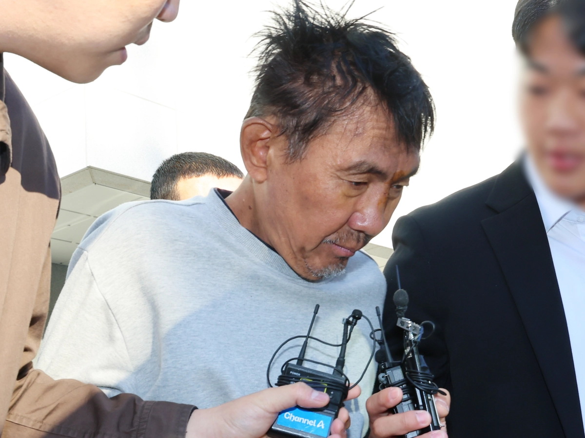 인천의 한 대형 상업시설에서 흉기를 휘둘러 시민 10명을 살해하려 한 혐의로 구속된 최충락(59)이 23일 오전 인천 남동경찰서에서 인천지방공소청으로 송치되고 있다.  연합뉴스