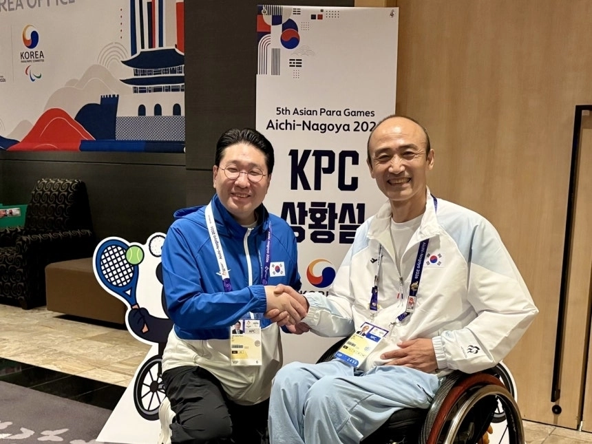 왼쪽부터 이상현 대한사이클연맹 회장, 정진완 대한장애인체육회장 대한사이클연맹 제공