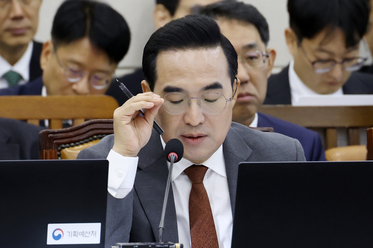 박홍근 기획예산처 장관이 23일 국회 재정경제기획위원회에서 열린 2026년도 종합 국정감사에서 안경을 고쳐쓰고 있다. 연합뉴스
