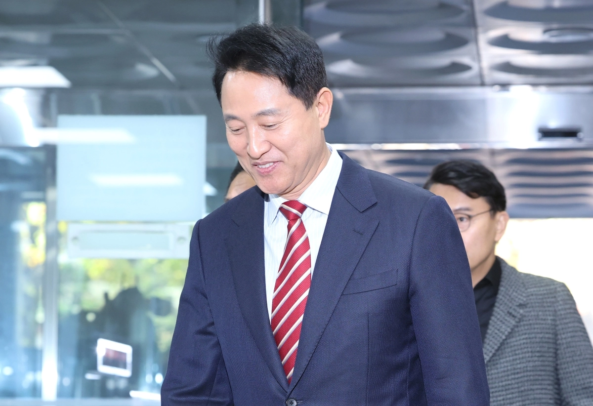 오세훈 서울시장이 서울시장직 유지 여부가 달린 ‘명태균 여론조사 대납 의혹’ 항소심 선고일인 23일 서울 서초구 서울고법에 도착해 법정으로 향하고 있다. 2026.10.23 연합뉴스