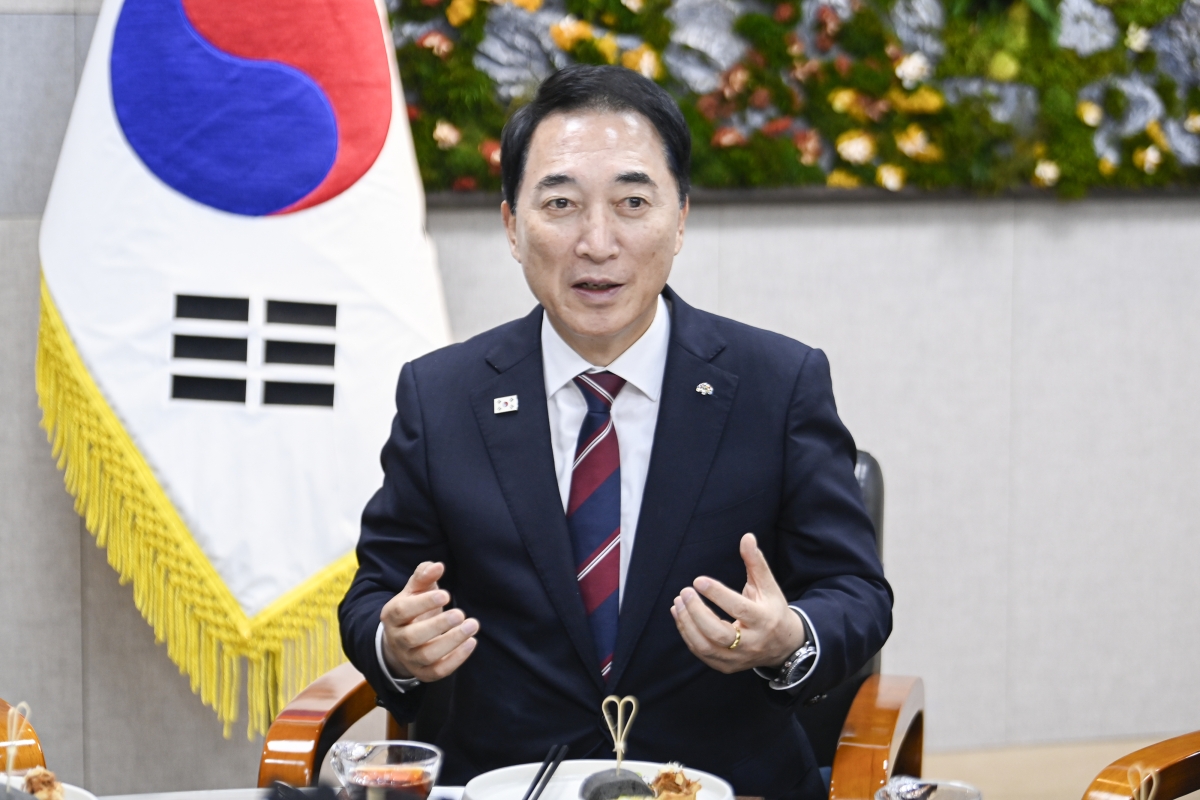 박수현 지사가 23일 계룡시에서 민선 9기 도정 방향과 계룡시 발전안을 설명하고 있다. 도 제공