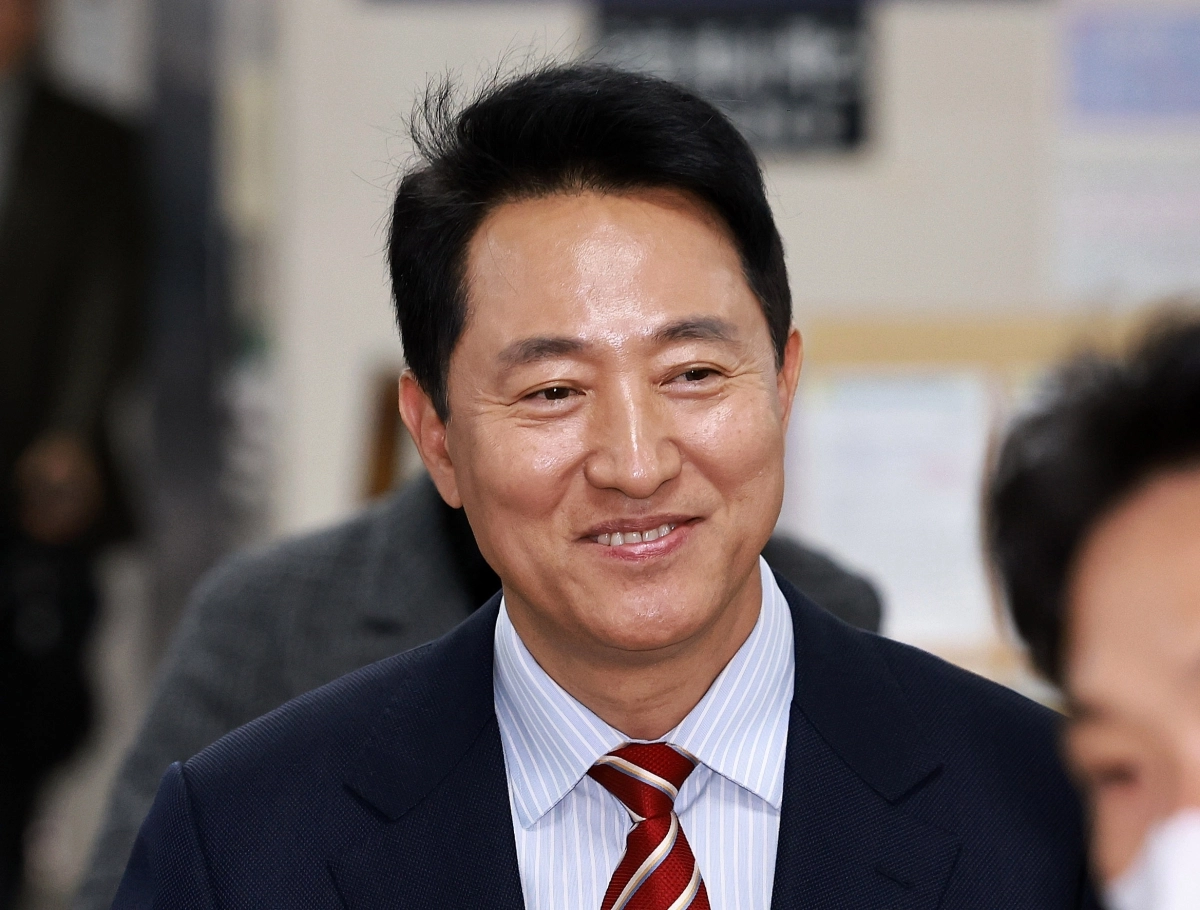 오세훈 서울시장이 서울시장직 유지 여부가 달린 ‘명태균 여론조사 대납 의혹’ 항소심 선고일인 23일 서울 서초구 서울고법에 도착해 법정으로 향하고 있다. 공동취재