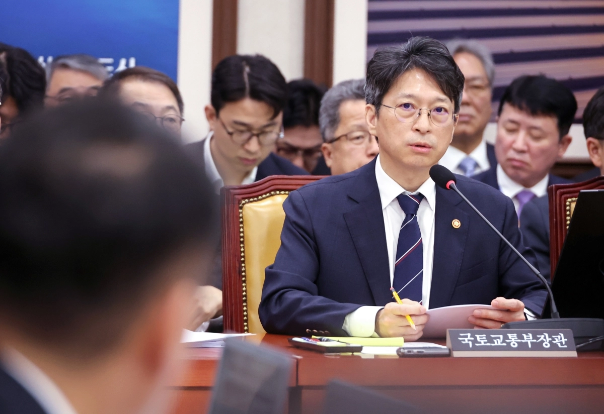 홍지선 국토교통부 장관이 23일 국회에서 열린 국토교통위원회 종합감사에서 위원 질문에 답하고 있다. 연합뉴스
