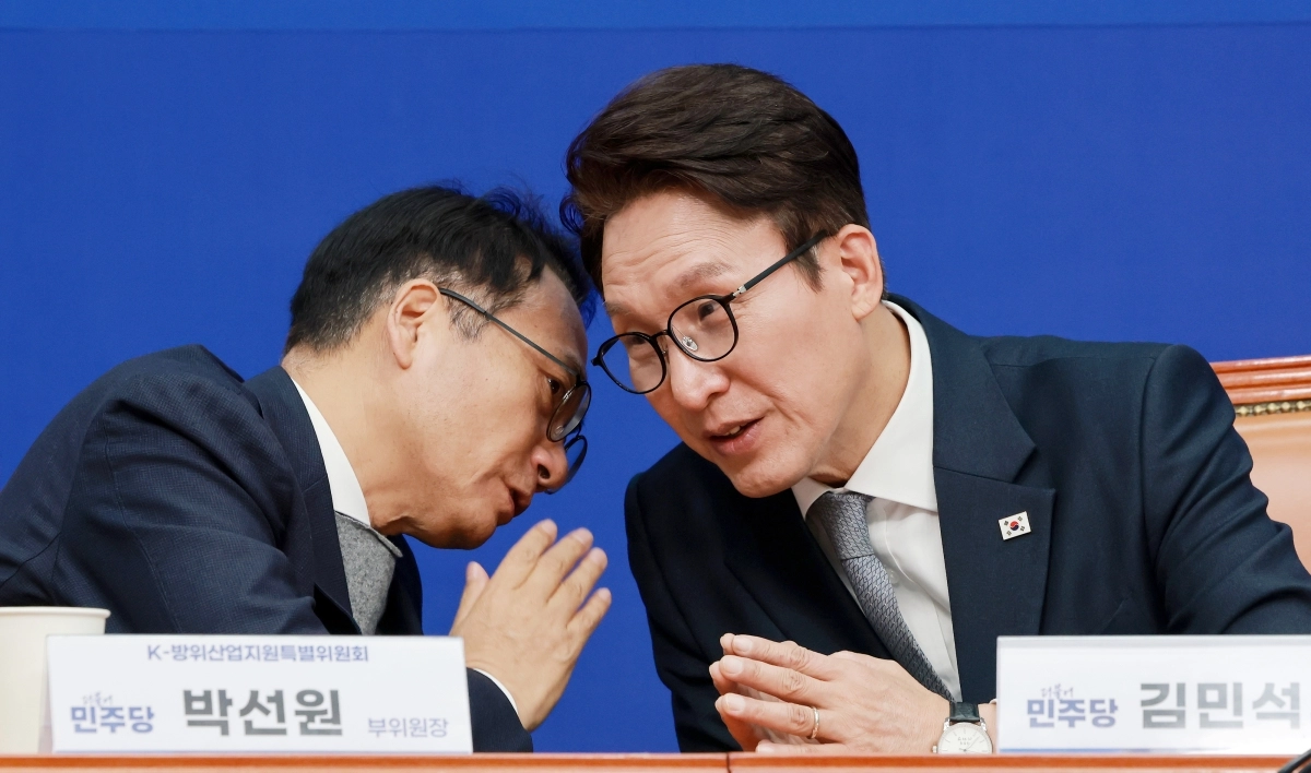 대화 나누는 민주당 김민석 대표와 박선원 최고위원