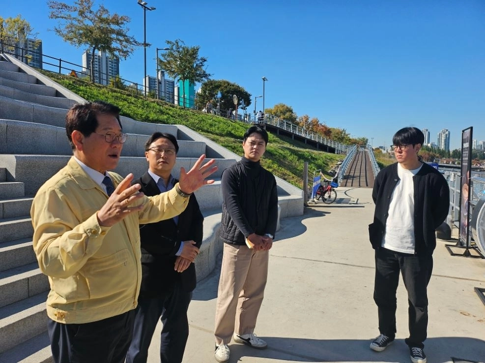 지난 22일 한강버스 잠실선착장을 방문한 양평호 의원. 서울시의회 제공