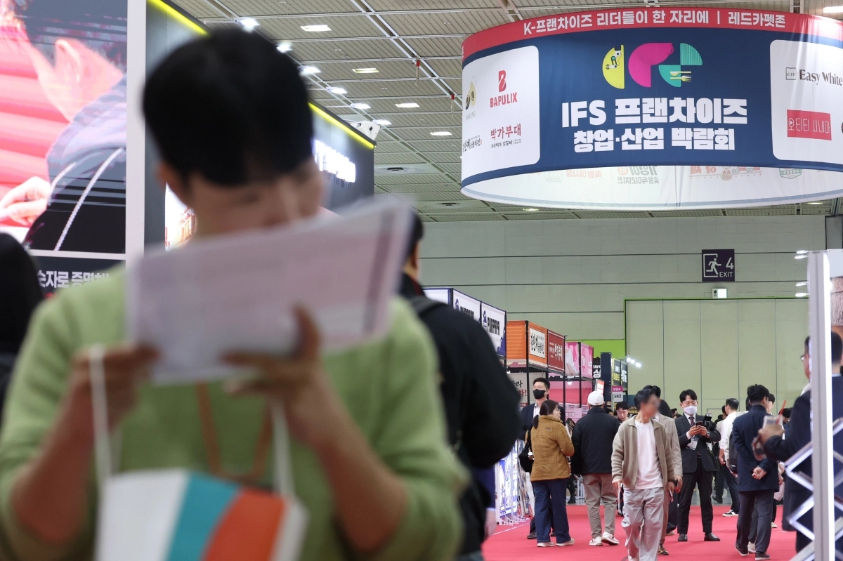 22일 서울 강남구 코엑스에서 열린 2026 하반기 IFS 프랜차이즈 창업ㆍ산업 박람회에서 참관객들이 업체 정보를 살펴보고 있다. 연합뉴스