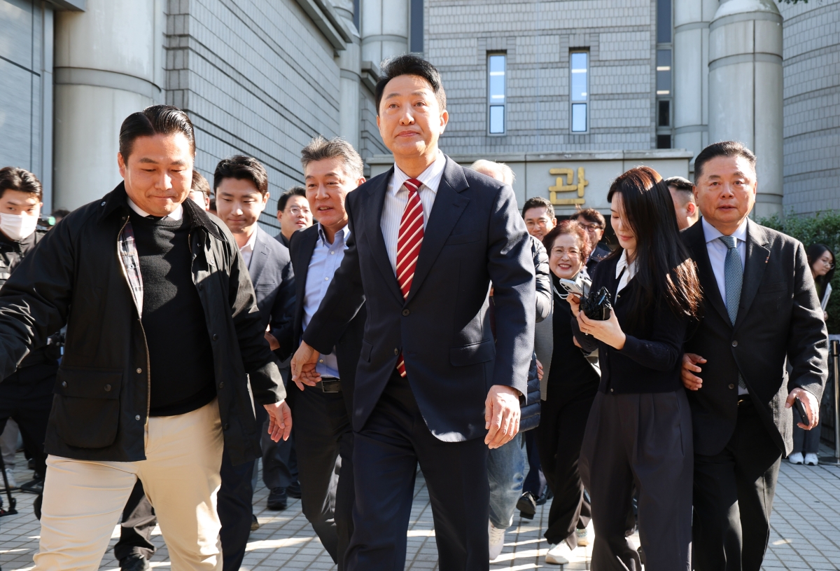 오세훈 서울시장 2심 무죄 후 법원 앞 이동