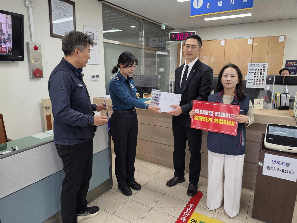 교사노동조합연맹과 한국노총 제주도지역본부, 제주교사노동조합은 23일 지난달 22일부터 전국 시민과 교원 5858명이 참여한 엄벌 탄원서와 피해 교사 지원 요구 서명을 제주동부경찰서에 전달했다. 제주교사노동조합 제공