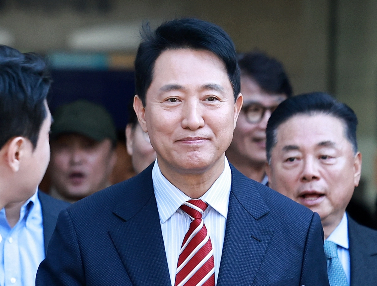 오세훈 서울시장이 23일 서울 서초구 서울고등법원에서 열린 ‘명태균 여론조사 대납 의혹 사건’ 항소심 선고 공판에서 무죄 판결을 받고 법원을 나서고 있다. 뉴스1