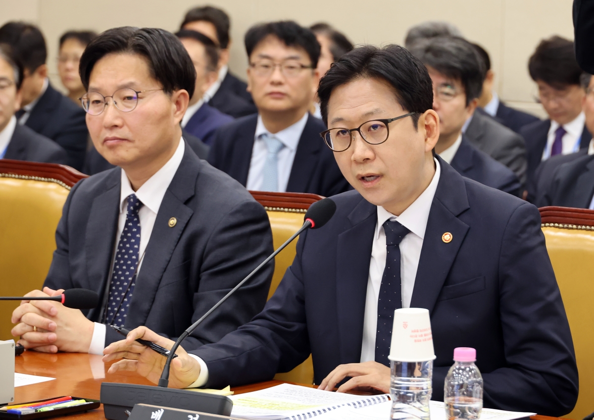 배경훈(오른쪽) 부총리 겸 과학기술정보통신부 장관이 23일 국회에서 열린 과학기술정보방송통신위원회 종합감사에서 위원 질문에 답하고 있다. 연합뉴스