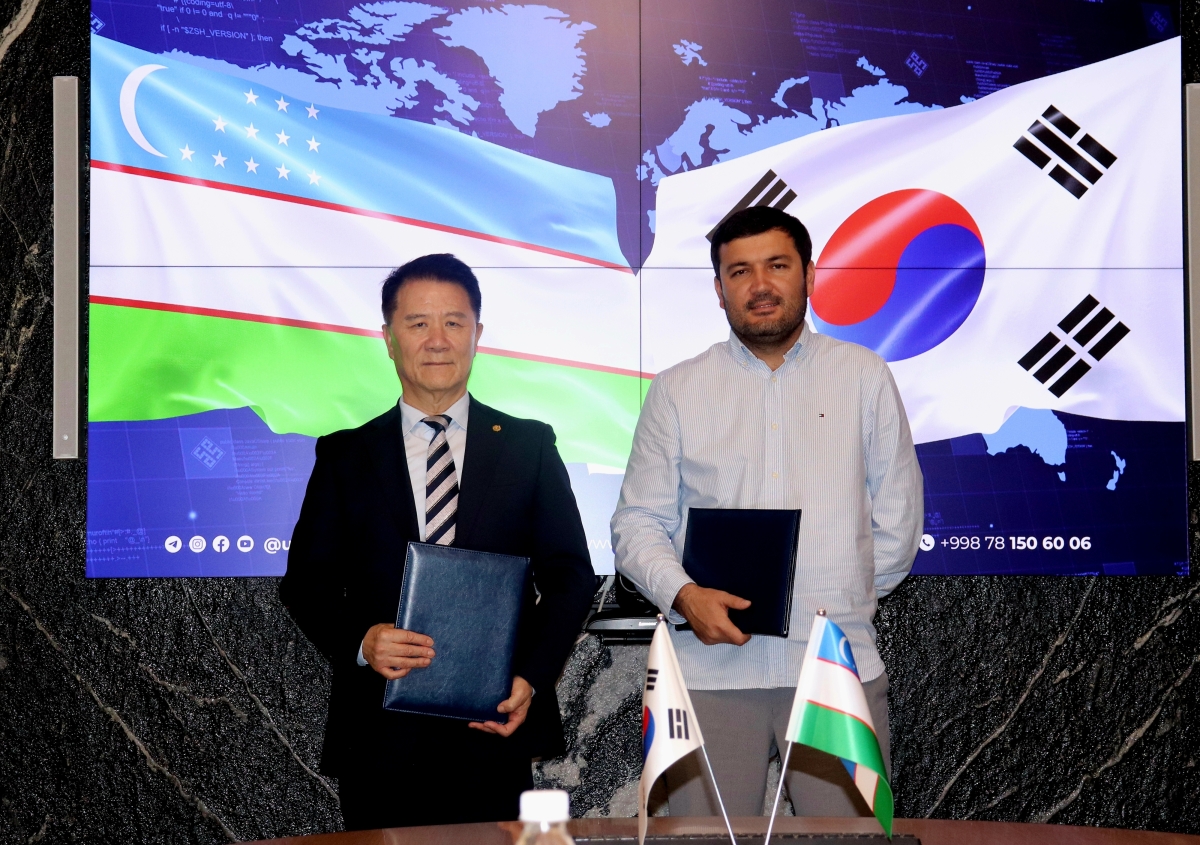K-ICT기업인협회 이성환 회장(왼쪽)이 우즈베키스탄 상공회의소(Savdo-Sanoat Palatasi)와 업무협약을 체결하고 있다. K-ICT협회 제공