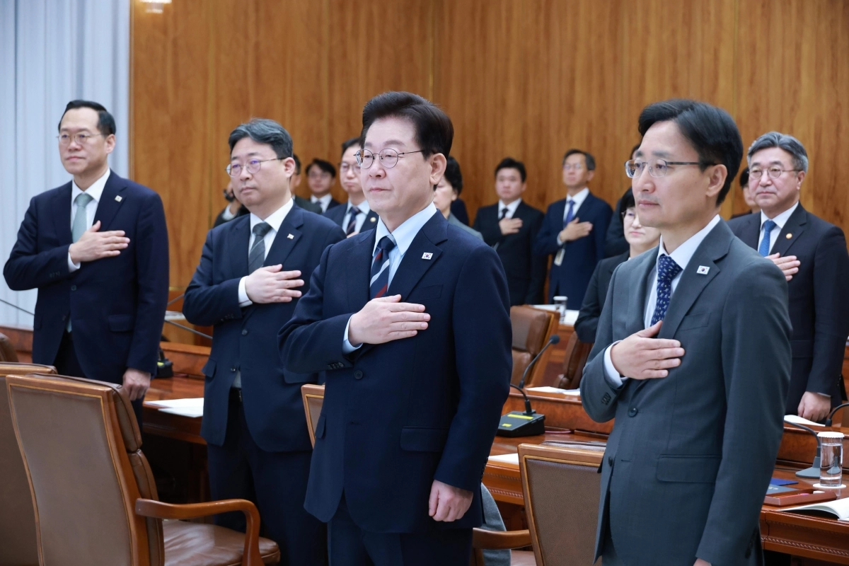 국민의례 하는 이재명 대통령