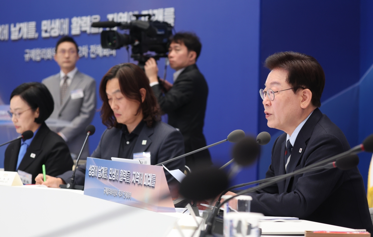 이재명 대통령이 23일 청와대에서 열린 규제합리화위원회 2차 전체회의에서 발언하고 있다.  연합뉴스