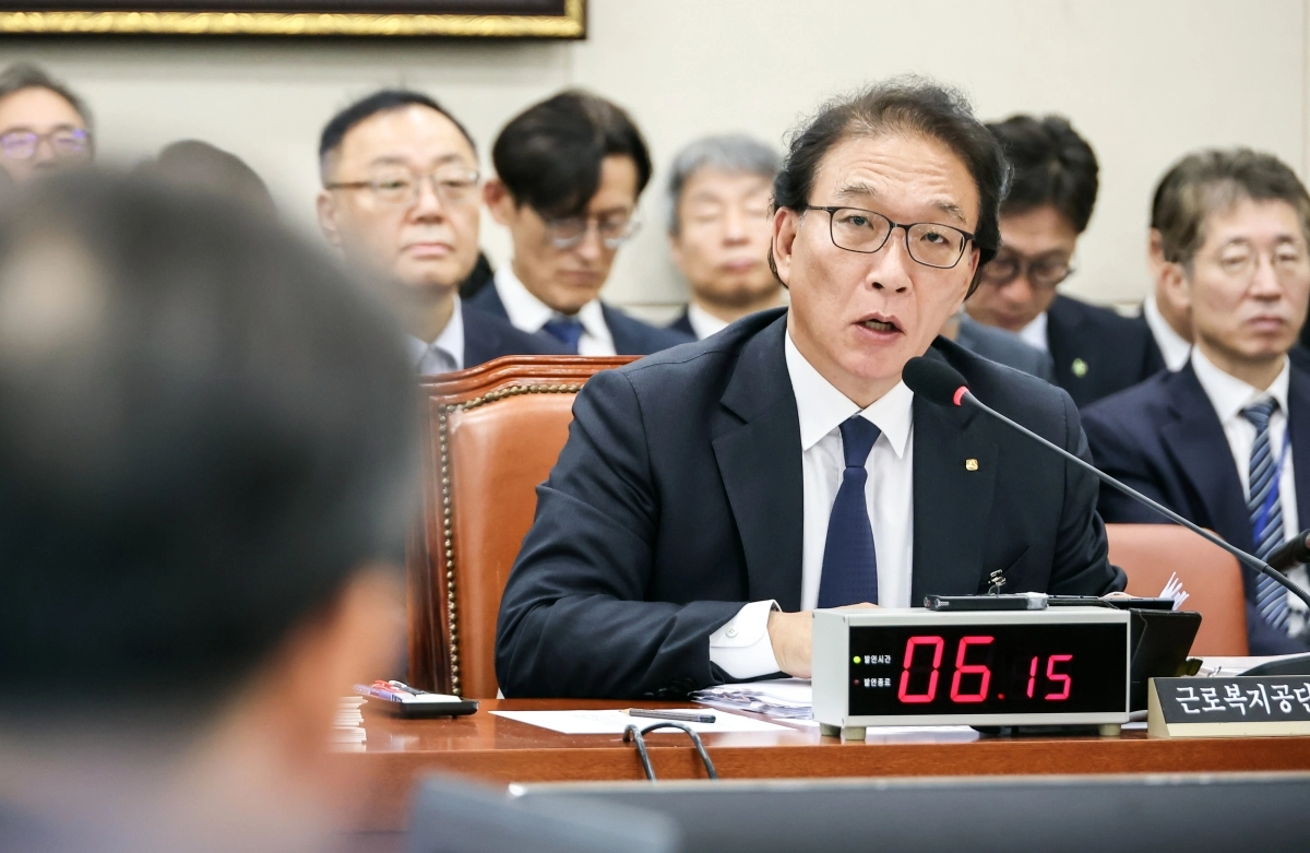 박승흡 근로자복지공단 이사장이 23일 국회에서 열린 기후에너지환경노동위원회 국정감사에서 위원 질문에 답하고 있다. 연합뉴스