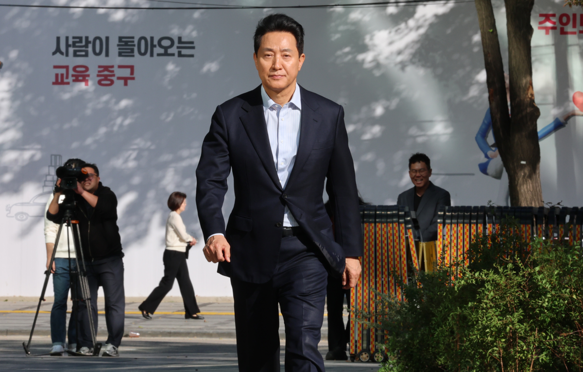 ‘여론조사비 대납’ 의혹으로 기소돼 2심에서 무죄를 선고받은 오세훈 서울시장이 23일 오후 중구 서울시청으로 향하고 있다. 뉴스1