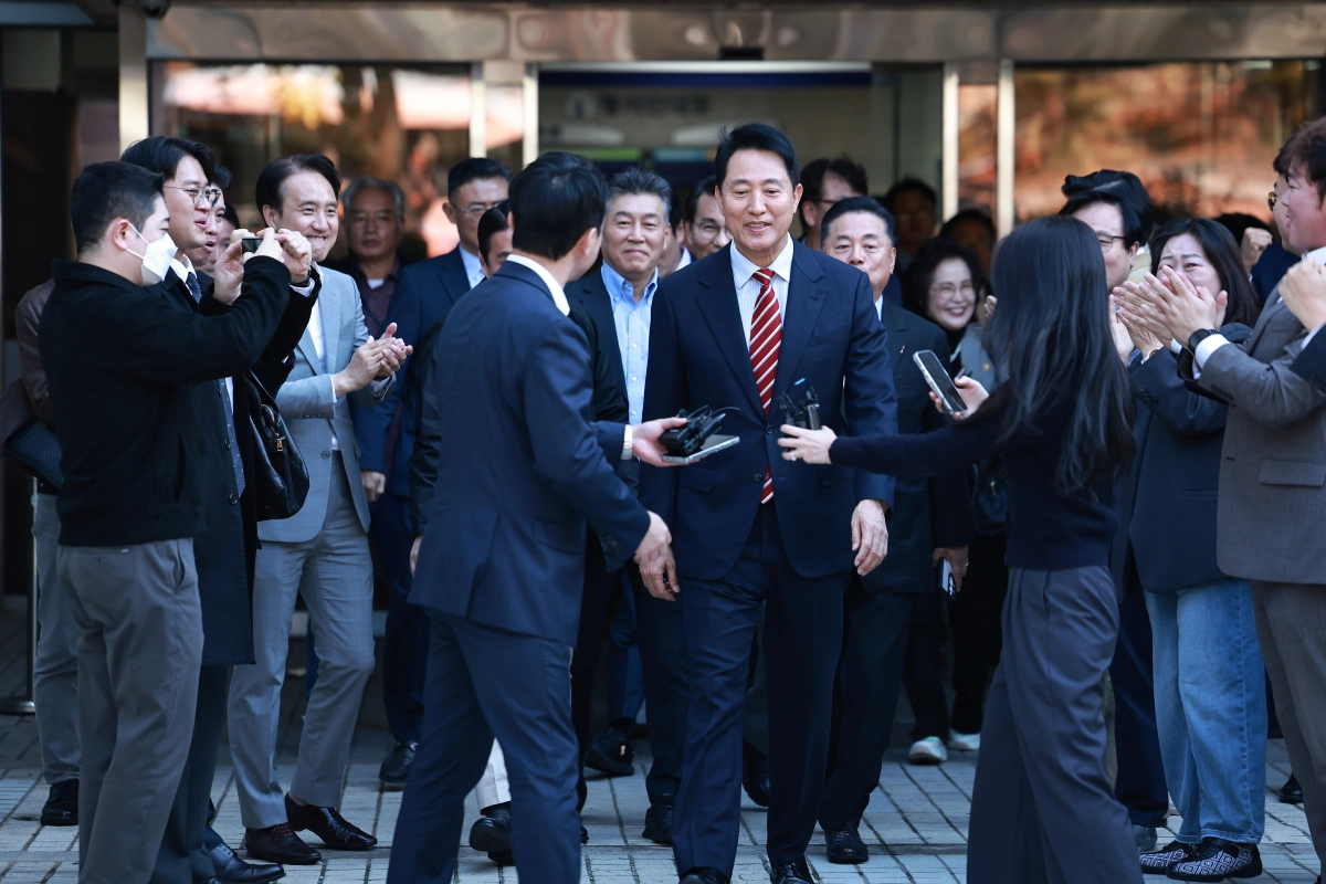 오세훈 서울시장이 23일 서울 서초구 서울고등법원에서 열린 ‘명태균 여론조사 대납 의혹 사건’ 항소심 선고 공판에서 무죄 판결을 받고 법원을 나서고 있다. 뉴스1