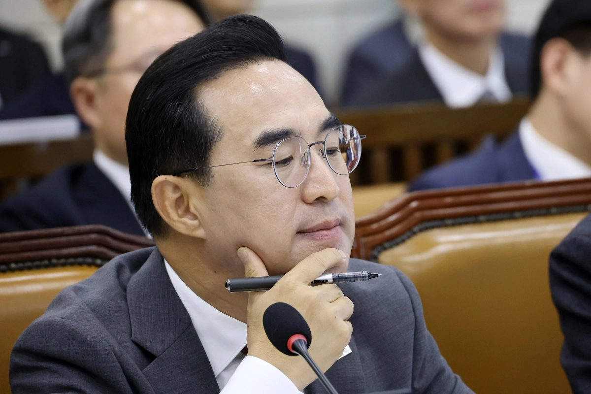 박홍근 기획예산처 장관이 23일 국회 재정경제기획위원회에서 열린 2026년도 종합 국정감사에서 자료를 살펴보고 있다. 연합뉴스