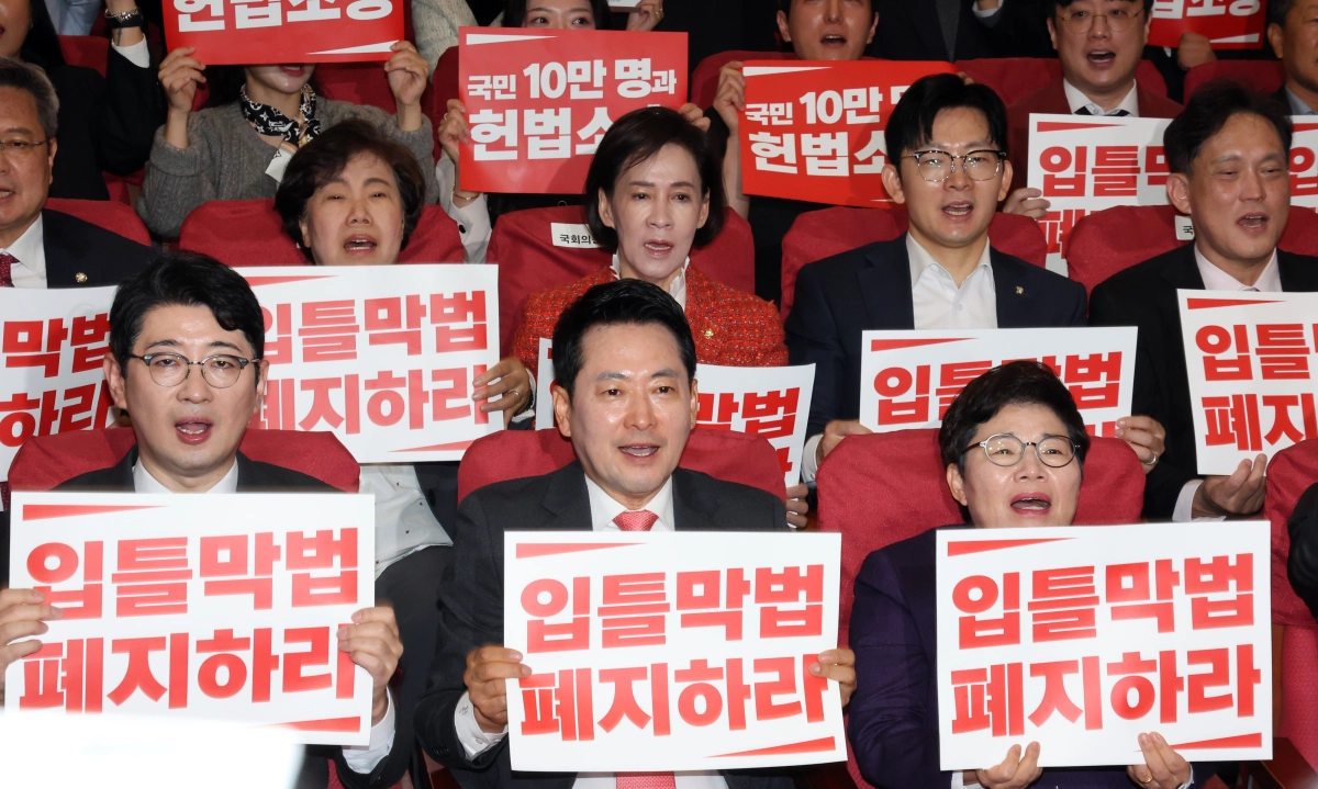 장동혁 국민의힘 대표가 23일 서울 여의도 국회 의원회관에서 열린 ‘입틀막법 총력 투쟁 결의대회’에서 참석자들과 구호를 외치고 있다. 뉴스1