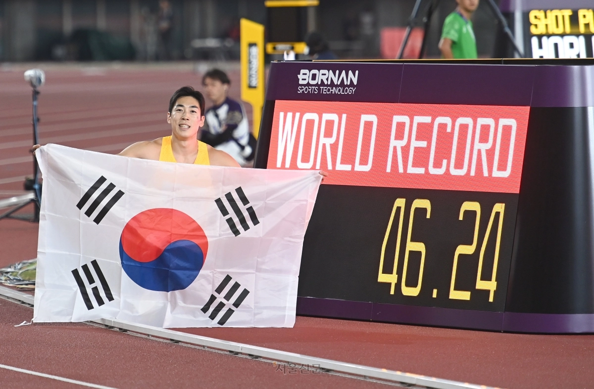 장민호가 23일 일본 나고야 미즈호공원 육상경기장에서 열린 2026 아이치·나고야장애인아시안게임 육상 남자 400ｍ(스포츠등급 T13) 결선에서 46초24의 세계신기록으로 우승한 뒤 기념사진을 찍고 있다. 2026.10.23 대한장애인체육회 제공