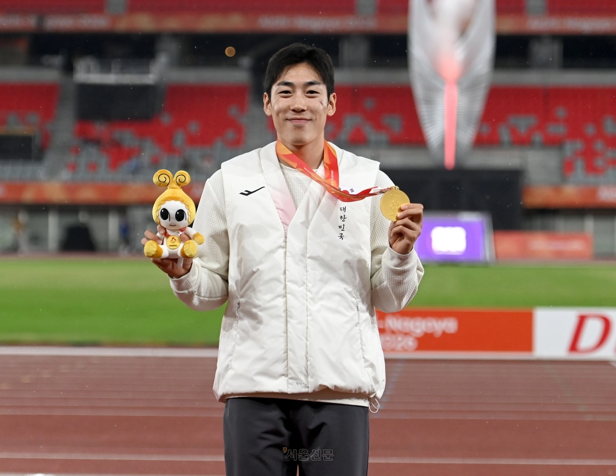장민호가 23일 일본 나고야 미즈호공원 육상경기장에서 열린 2026 아이치·나고야장애인아시안게임 육상 남자 400ｍ(스포츠등급 T13) 결선에서 우승한 뒤 시상식에서 금메달을 목에 걸고 기념사진을 찍고 있다. 2026.10.23 대한장애인체육회 제공