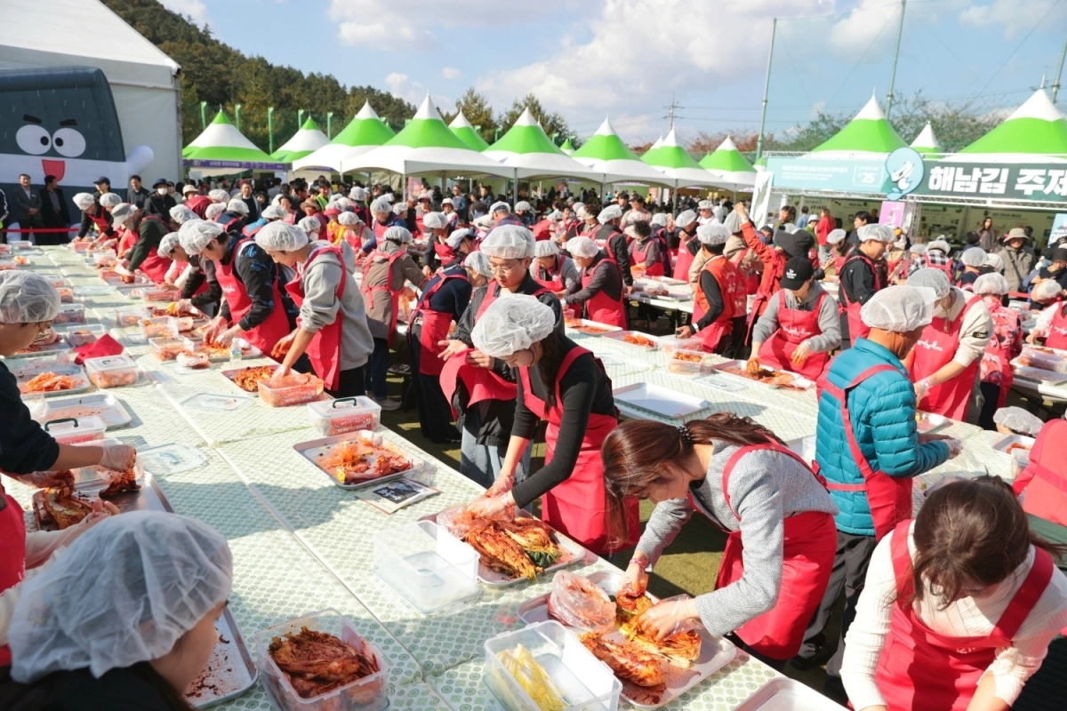 해남군은 오는 30일부터 11월 1일까지 삼산면 두륜산 도립공원 일원에서 ‘해남미남축제’를 개최한다. 사진은 지난해 축제에서 참가자들이 김치를 버무리는 모습. 해남군 제공