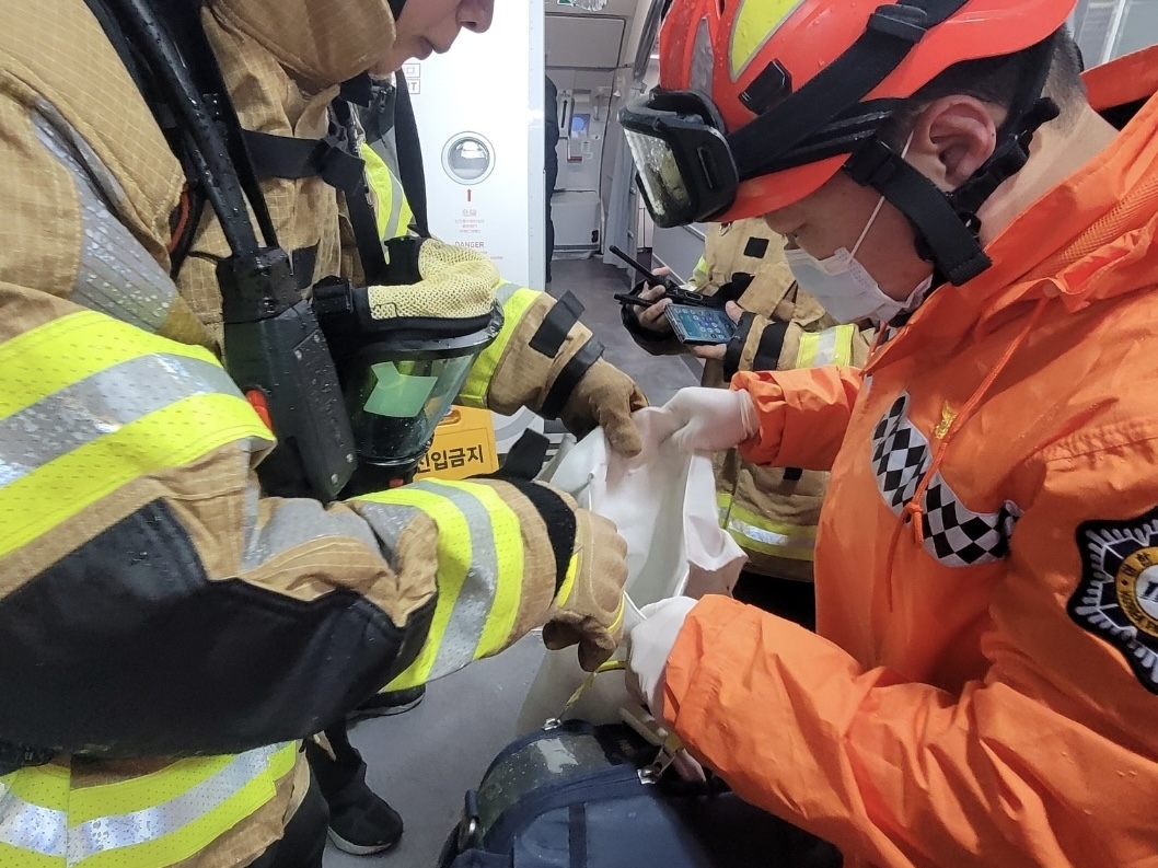 25일 오전 6시 22분쯤 제주국제공항 구조소방센터에 착륙 예정인 항공기 내에서 보조배터리 발열과 연기가 발생해 소방대원들이 투입되고 있다. 제주도소방안전본부 제공