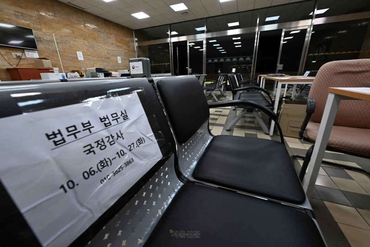 국회의 국정감사 시작을 이틀 앞둔 4일 국회 법제사법위원회 인근 대기장소에 법무부 등의 피감기관이 가져다 놓은 집기류가 보이고 있다. 홍윤기 기자
