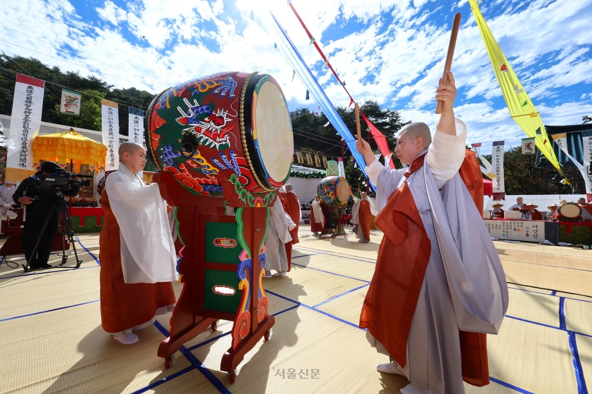25일 서울 은평구 진관사 대웅전 앞 야단법석에서 봉행된 국가무형유산 진관사 국행수륙재에서 비구니 스님들이 불교의식 무용인 법고무를 하고 있다. ‘온 세상은 한가족-화합과 세계평화’를 주제로 열린 수륙재에서는 전쟁과 재난 희생자를 위로하고 종교와 이념, 국가를 초월한 화합과 평화를 기원했다. 조선 태조 6년에 시작된 국행수륙재는 산 자와 죽은 자를 차별 없이 위로하고 천도하는 불교의례로, 2013년 국가무형유산으로 지정됐다.<대한불교조계종 진관사 제공>