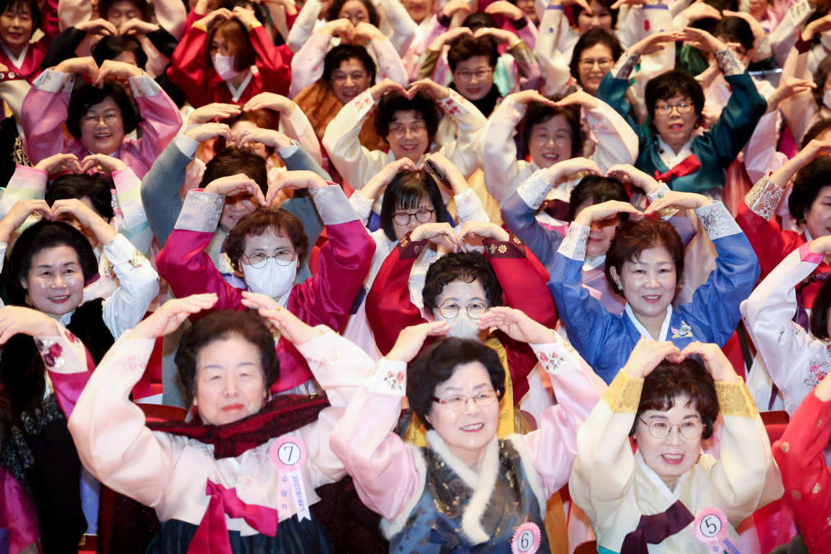2025년 2월 25일 서울 마포구 마포아트센터에서 열린 일성여자중고등학교 졸업식에서 졸업생들이 기념 촬영을 하고 있다. 일성여중고는 여러 사정으로 제때 학업을 마치지 못한 40대 이상 여성 만학도들이 중·고교 과정을 공부하는 2년제 학력인정 평생학교다. 연합뉴스