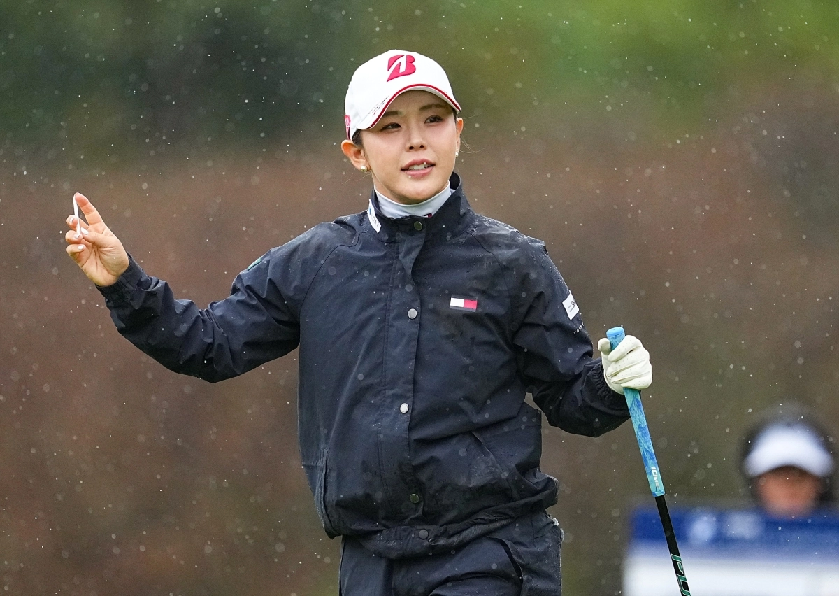 25일 전남광주 해남군 파인비치 골프링크스(파72)에서 끝난 LPGA투어 BMW  레이디스 챔피언십에서 우승한 요시다 유리(일본)가 갤러리의 응원에 미소짓고 있다. BMW  레이디스 챔피언십 조직위원회 제공.