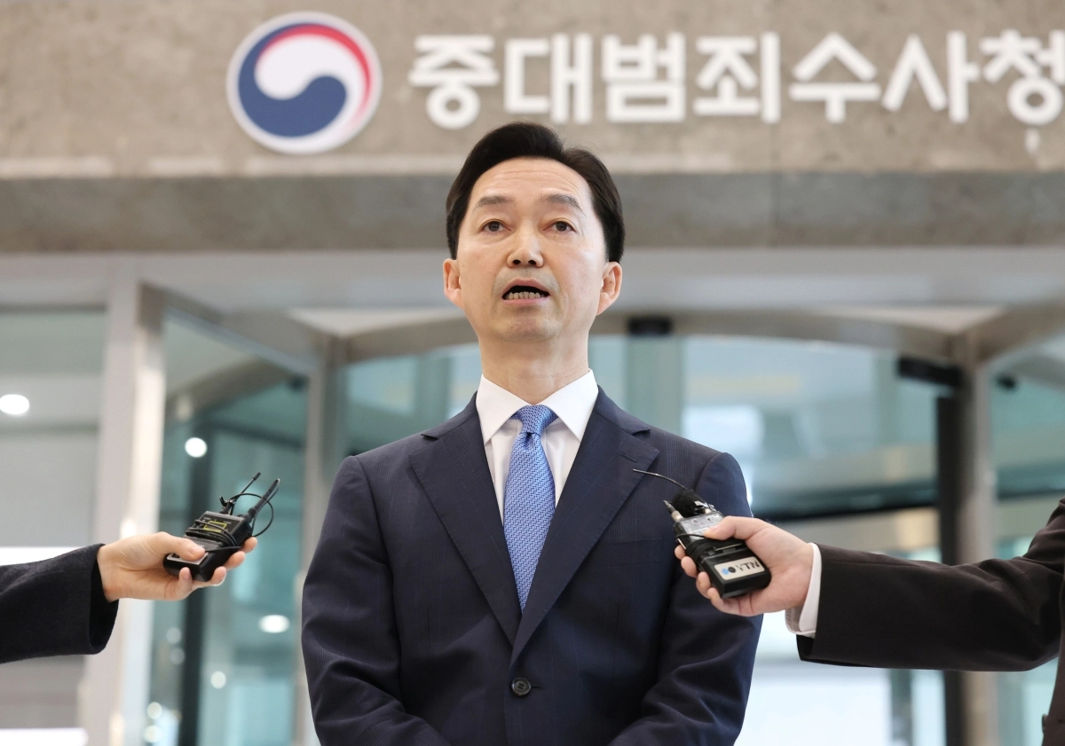 김지용 초대 중대범죄수사청장이 19일 서울 중구 중대범죄수사청 청사로 출근하며 취재진 질문에 답변하고 있다. 연합뉴스