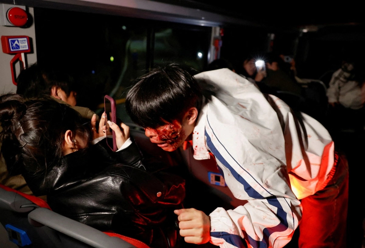 핼러윈을 앞두고 서울 도심에서 열린 서울시티투어 타이거버스 ‘타이거월드 좀비어택’ 행사에서 버스에 올라탄 좀비 배우가 승객들을 위협하고 있다. 2026.10.21 로이터 연합뉴스