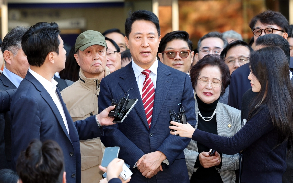 오세훈 서울시장이 지난 23일 서울 서초구 서울고법에서 열린 ‘명태균 여론조사 대납 의혹 사건’ 항소심 선고공판에서 무죄를 선고 받고 법원을 나서며 취재진의 질문에 답하고 있다. 뉴시스