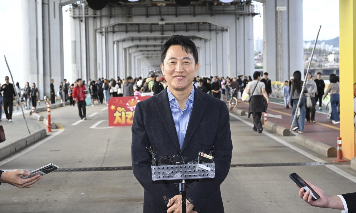 오세훈 서울시장이 ‘차 없는 잠수교 뚜벅뚜벅 축제’의 마지막 날인 25일 서울 잠수교에서 열린 ‘잠수교 치킨데이’ 행사장을 방문한 후 취재진의 질문에 답하고 있다. 잠수교는 오는 26일부터 차량 통행을 전면 통제하고, ‘한강 보행전용교’ 조성을 위한 공사에 들어간다. 2026.10.25 이지훈 기자