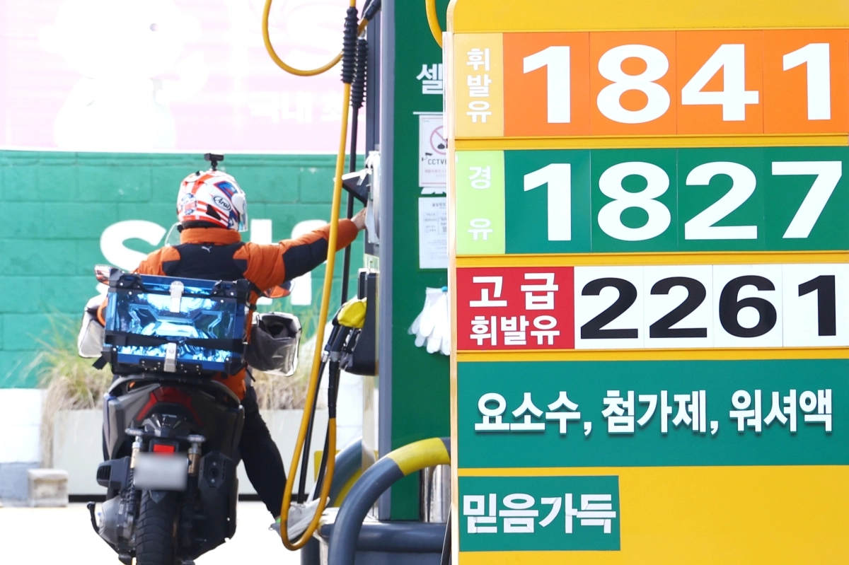 주유소 기름값 23주 연속 하락…휘발유·경유 1천800원대