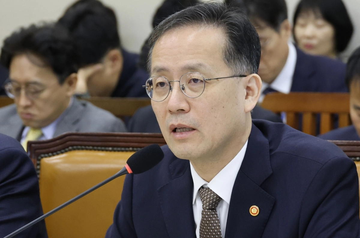 이형일 부총리 겸 재정경제부 장관이 지난 22일 국회 재정경제기획위원회에서 열린 2026년도 종합 국정감사에 출석해 질의에 답하고 있다. 연합뉴스