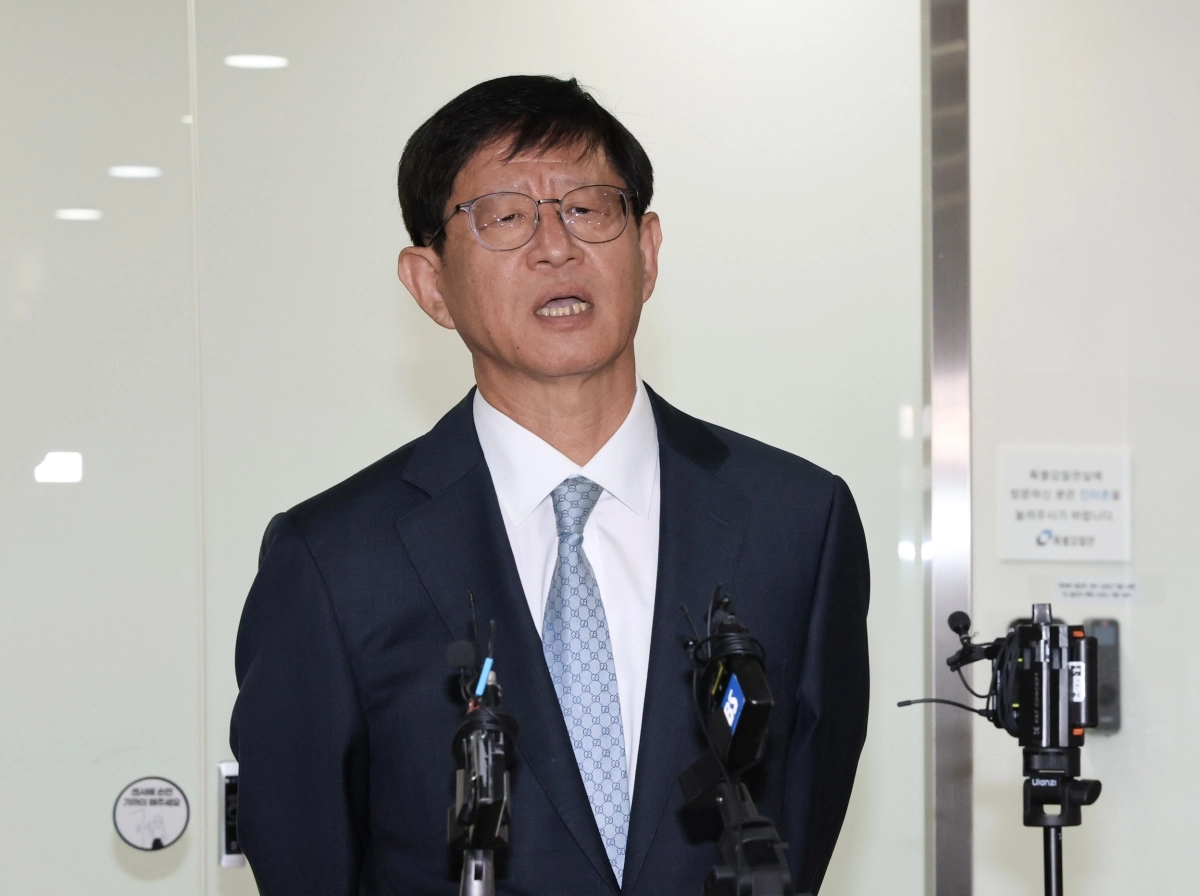 최길수 특별감찰관이 26일 서울 종로구 특별감찰관 사무실로 출근하면서 취재진 질의에 답하고 있다. 2026.10.26 연합뉴스
