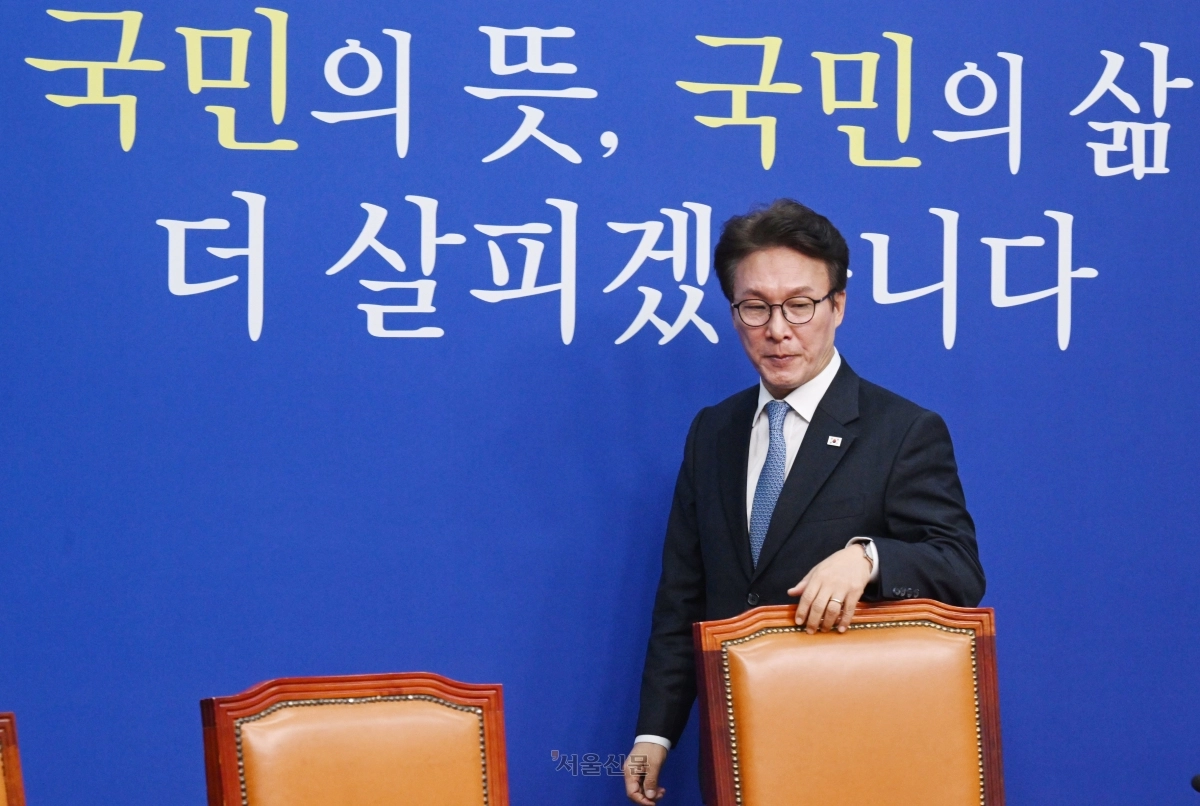 김민석 더불어민주당 대표가 26일 국회에서 열린 최고위원회의에 참석하고 있다. 2026.10.26 안주영 전문기자