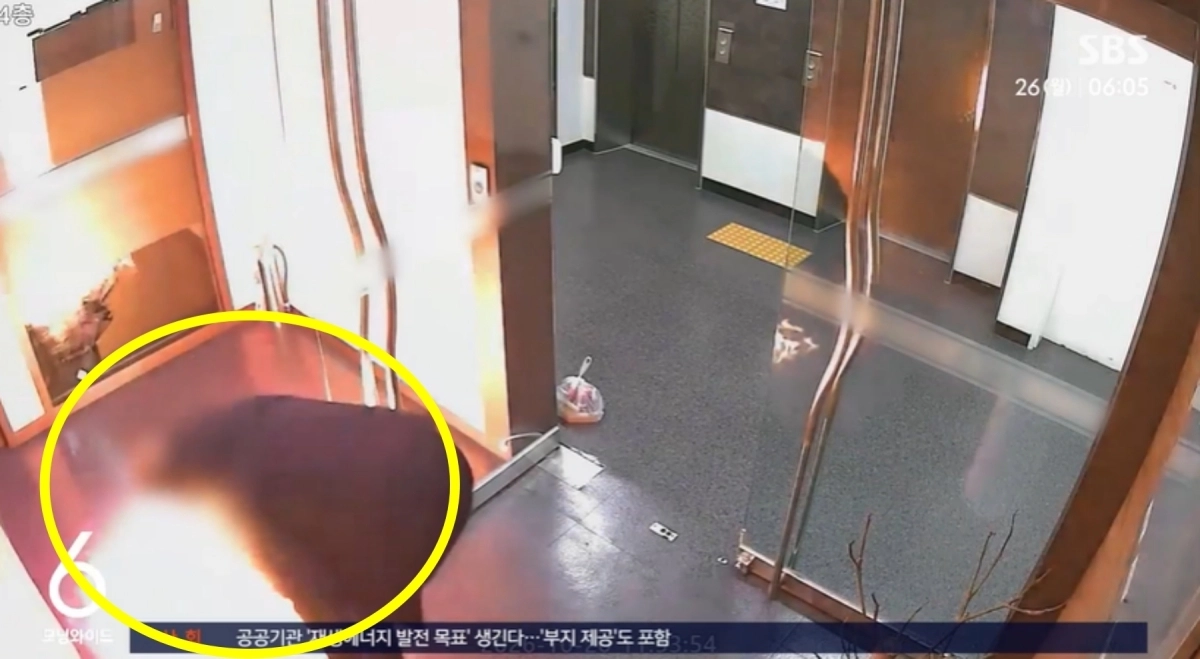 서울 강남구 역삼동의 빌딩 두 곳에 잇따라 불을 질러 19명을 다치게 한 혐의를 받는 70대 남성 A씨가 사무실 출입구에 불을 지르는 모습. SBS 뉴스 보도화면 캡처