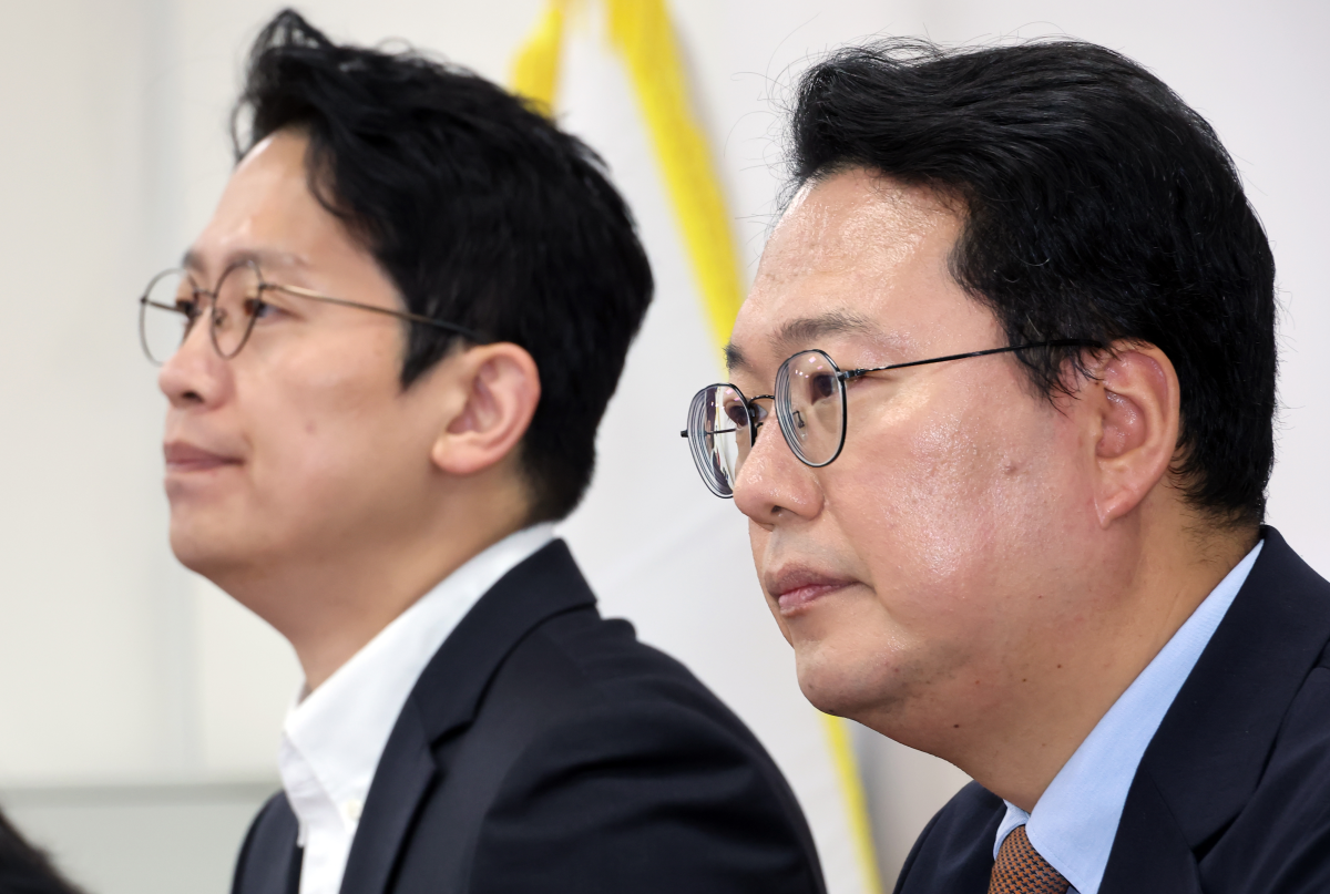 개혁신당 이기인 비상대책위원장(왼쪽)과 천하람 원내대표가 26일 국회에서 열린 비상대책위원회의에 나란히 자리하고 있다. 이날 회의에서 이기인 비대위원장이 천하람 원내대표의 지역구 출마 문제와 관련, 경기 남부 거점 전략에 함께해 달라고 공개 요청했으나 천 원내대표는 순천 지역구 유지를 고수했다. 연합뉴스