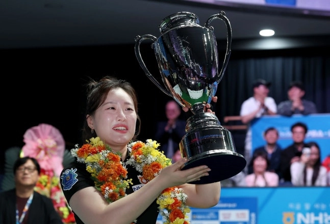 우승 트로피를 들어 올린 김보미. PBA 제공