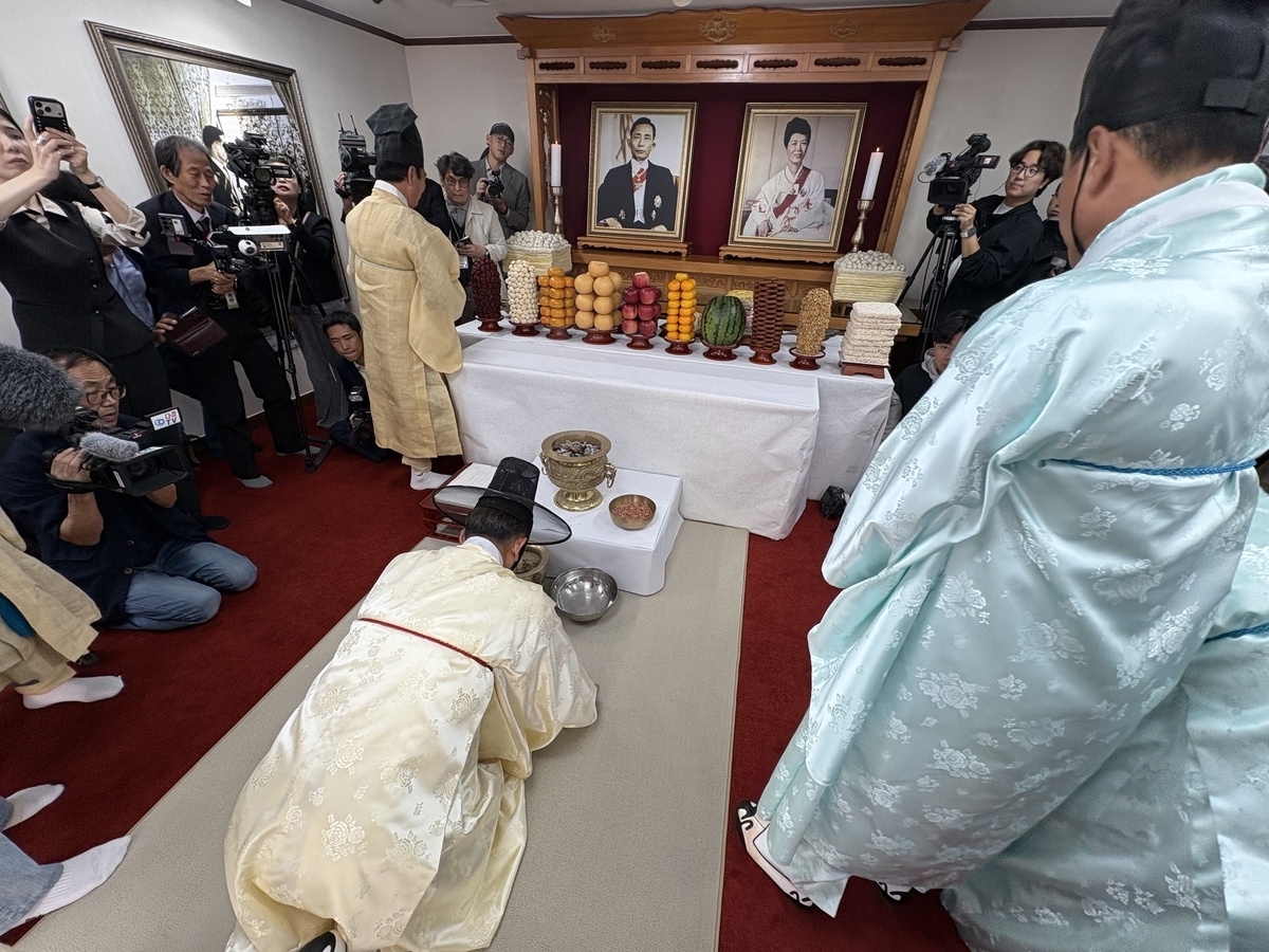 26일 경북 구미시 박정희 전 대통령 생가에서 박 전 대통령의 47주기 추도식이 열리고 있다. 연합뉴스
